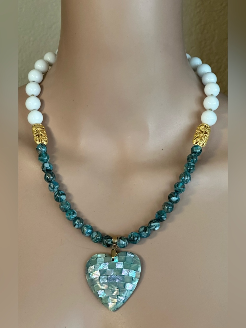 Beautiful 22-1/2 inch Jade and Shell bead necklace NWOT